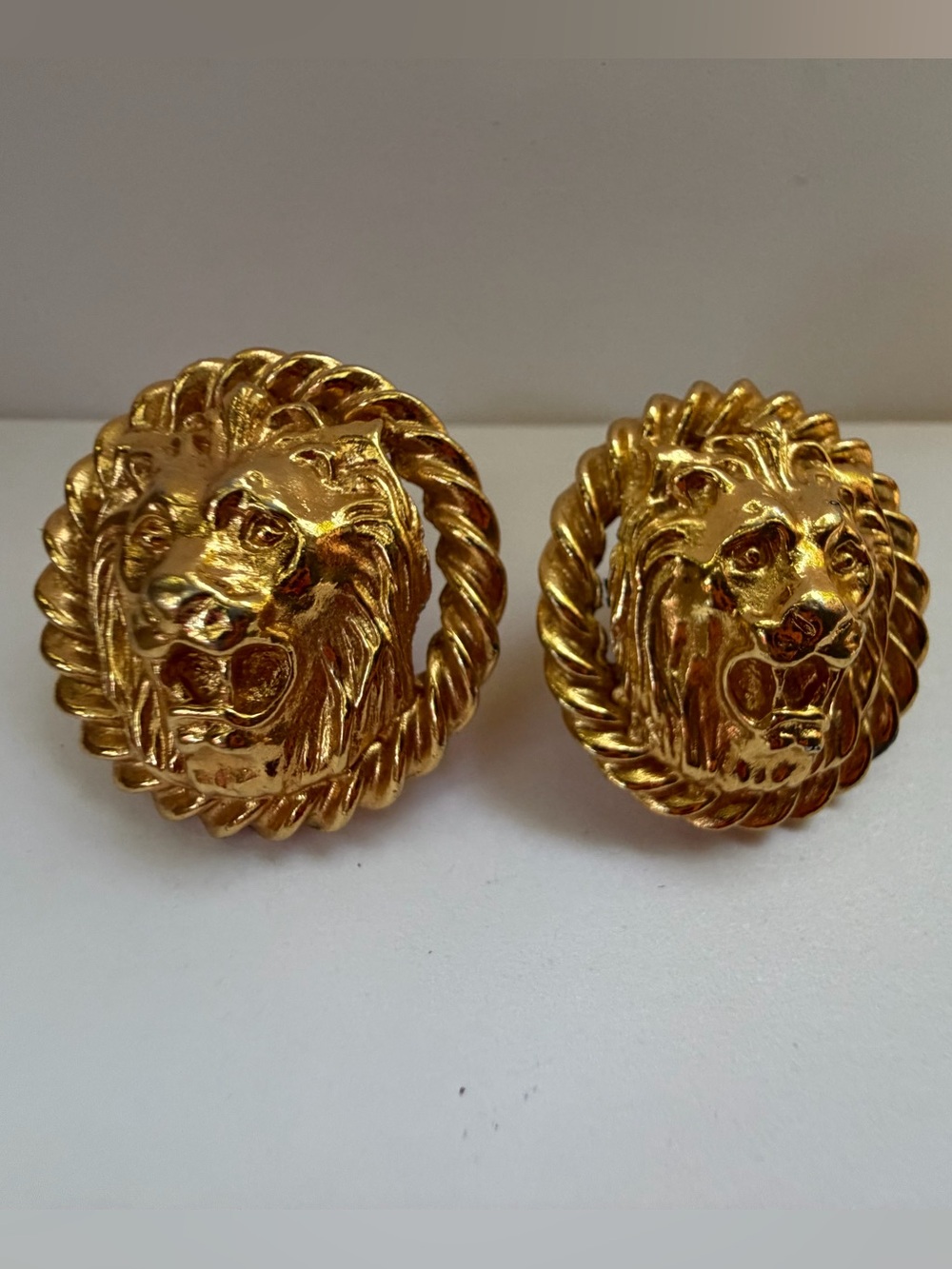 Vintage 80s Gold Tone Lion Head Statement Stud Earrings Twisted Rope Medallion - Picture 1 of 12